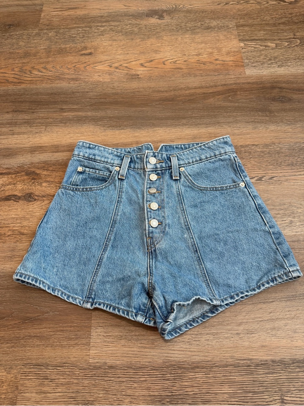 Levi’s High Waisted Mom Shorts Medium Wash Denim Button Fly Size 28 Vintage